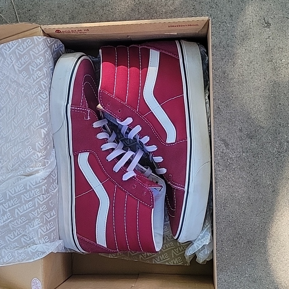 **BARELY WORN** maroon red hightop vans skateboard shoe men's size 9